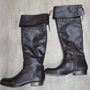 B MAKOWSKY Leather Boots